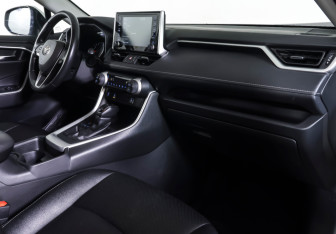 Подержанный автомобиль Toyota RAV4 2021 года (10 фото)