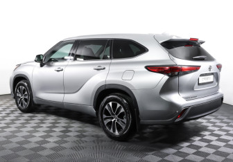 Подержанный автомобиль Toyota Highlander 2021 года (7 фото)