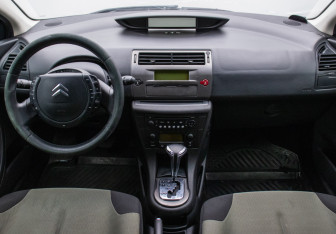Подержанный автомобиль Citroen C4 Hatchback 2011 года (13 фото)