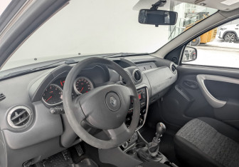 Подержанный автомобиль Renault Duster 2013 года (16 фото)