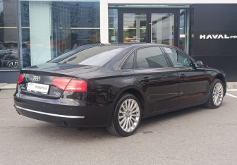 Подержанный автомобиль Audi A8 2014 года (5 фото)