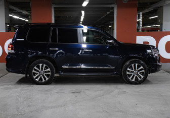 Подержанный автомобиль Toyota Land Cruiser Suv 2018 года (4 фото)