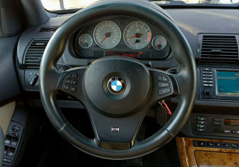 Подержанный автомобиль BMW X5 2005 года (12 фото)