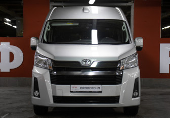 Подержанный автомобиль Toyota HiAce 2021 года (2 фото)