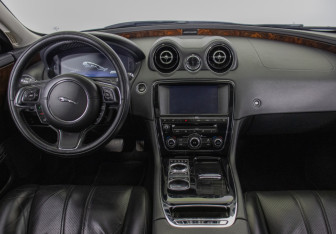 Подержанный автомобиль Jaguar XJ 2014 года (11 фото)