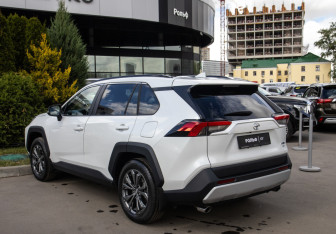 Подержанный автомобиль Toyota RAV4 2025 года (5 фото)