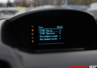 Подержанный автомобиль Ford Kuga 2014 года (17 фото)