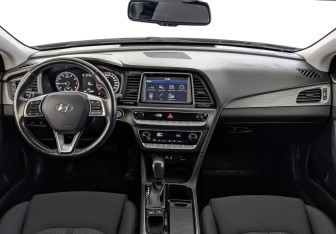 Подержанный автомобиль Hyundai Sonata 2018 года (14 фото)