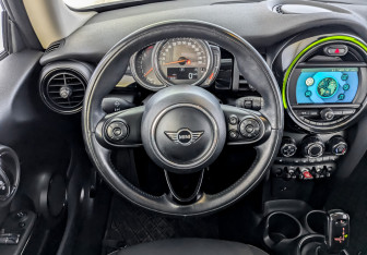 Подержанный автомобиль MINI Hatch 2018 года (21 фото)