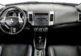 Подержанный автомобиль Mitsubishi Outlander 2010 года (11 фото)