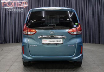 Подержанный автомобиль Honda Freed 2016 года (6 фото)
