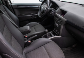 Подержанный автомобиль Opel Astra Hatchback 2006 года (9 фото)
