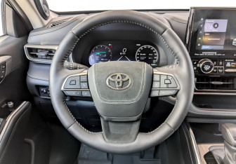 Подержанный автомобиль Toyota Highlander 2025 года (24 фото)