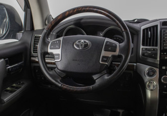 Подержанный автомобиль Toyota Land Cruiser Suv 2012 года (14 фото)