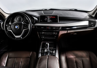 Подержанный автомобиль BMW X5 2014 года (11 фото)
