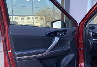 Подержанный автомобиль Mitsubishi Eclipse Cross 2018 года (17 фото)