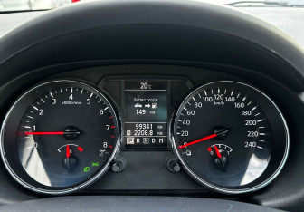 Подержанный автомобиль Nissan Qashqai 2012 года (14 фото)