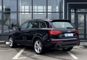 Подержанный автомобиль Audi Q7 2014 года (7 фото)