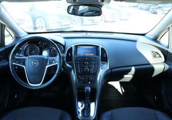 Подержанный автомобиль Opel Astra Hatchback 2010 года (12 фото)