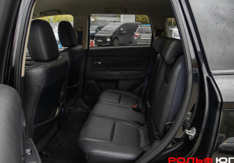 Подержанный автомобиль Mitsubishi Outlander 2016 года (8 фото)