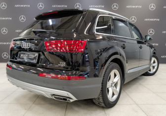 Подержанный автомобиль Audi Q7 2016 года (5 фото)