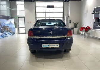 Подержанный автомобиль Opel Astra Sedan 2008 года (5 фото)