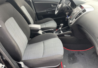 Подержанный автомобиль Kia Ceed Hatchback 2010 года (9 фото)