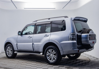 Подержанный автомобиль Mitsubishi Pajero 2012 года (3 фото)