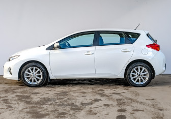 Подержанный автомобиль Toyota Auris Hatchback 2013 года (8 фото)
