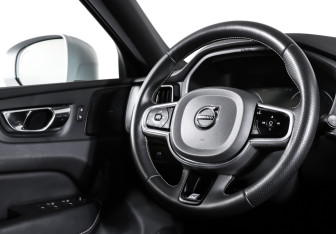 Подержанный автомобиль Volvo XC60 2019 года (13 фото)
