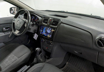Подержанный автомобиль Renault Sandero 2016 года (18 фото)