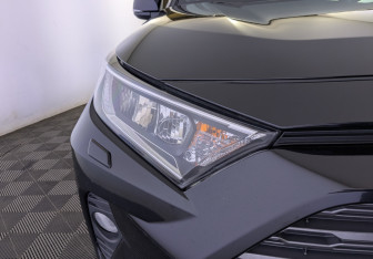 Подержанный автомобиль Toyota RAV4 2020 года (11 фото)