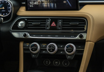 Подержанный автомобиль Genesis G70 2021 года (15 фото)