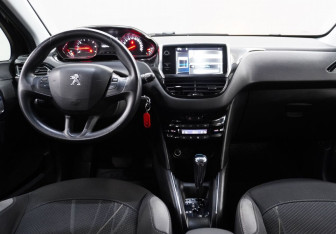 Подержанный автомобиль Peugeot 208 2013 года (12 фото)