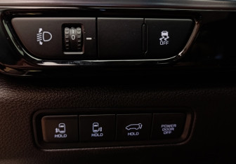 Подержанный автомобиль Kia Carnival 2021 года (26 фото)