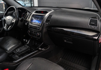 Подержанный автомобиль Kia Sorento 2015 года (9 фото)