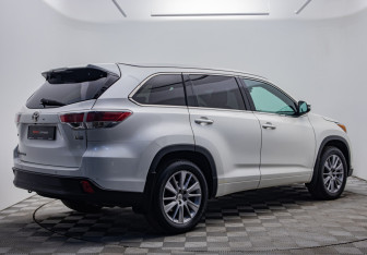Подержанный автомобиль Toyota Highlander 2013 года (5 фото)