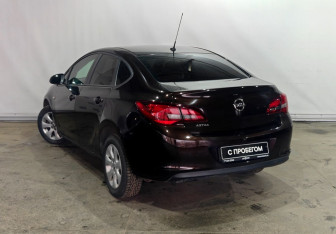 Подержанный автомобиль Opel Astra Sedan 2014 года (4 фото)