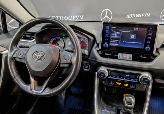 Подержанный автомобиль Toyota RAV4 2020 года (27 фото)