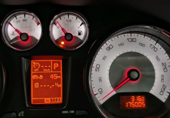 Подержанный автомобиль Peugeot 308 Hatchback 2010 года (14 фото)