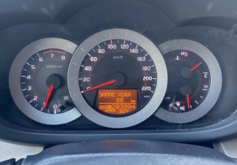 Подержанный автомобиль Toyota RAV4 2006 года (19 фото)