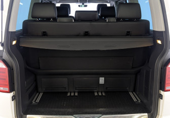 Подержанный автомобиль Volkswagen Multivan 2015 года (10 фото)