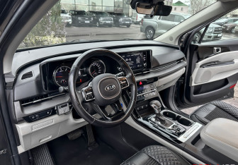 Подержанный автомобиль Kia Carnival 2021 года (14 фото)