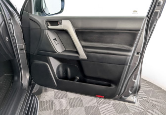 Подержанный автомобиль Toyota Land Cruiser Prado 2021 года (26 фото)