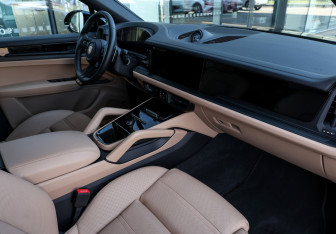 Подержанный автомобиль Porsche Cayenne 2025 года (12 фото)