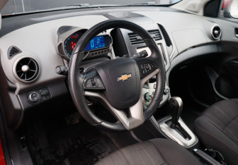 Подержанный автомобиль Chevrolet Aveo Sedan 2014 года (12 фото)