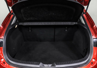 Подержанный автомобиль Mazda 3 Hatchback 2014 года (16 фото)