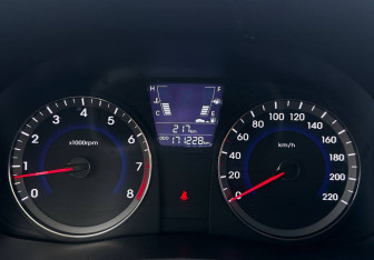 Подержанный автомобиль Hyundai Solaris Hatchback 2013 года (12 фото)
