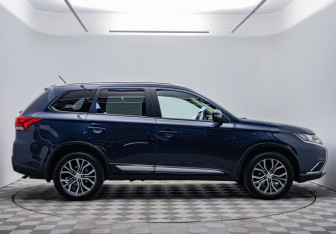 Подержанный автомобиль Mitsubishi Outlander 2016 года (4 фото)