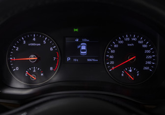 Подержанный автомобиль Kia K7 2017 года (14 фото)